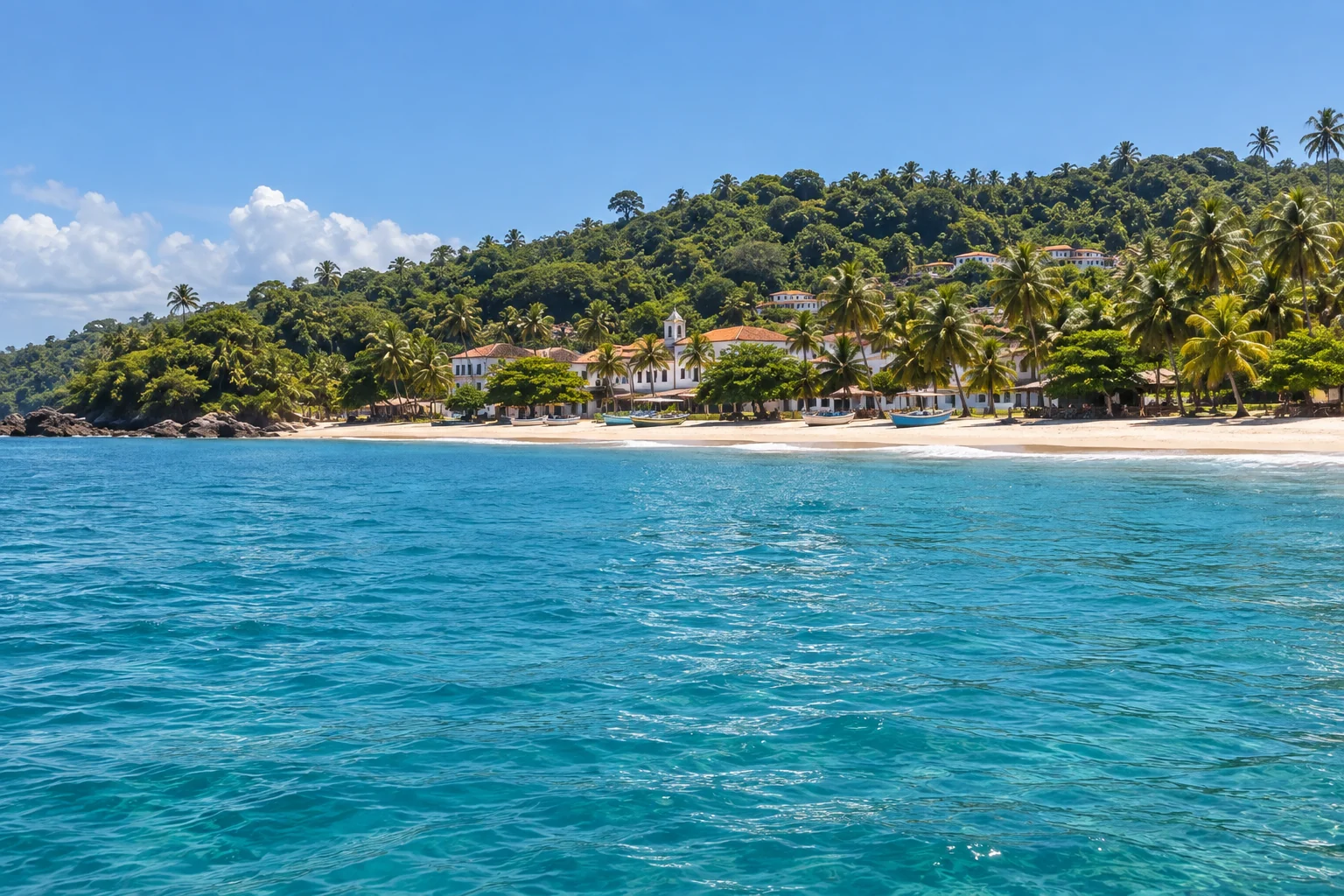 Praia, coqueiros e vila vistos a partir do mar — recriação ilustrativa baseada nas referências da Ilha Bela