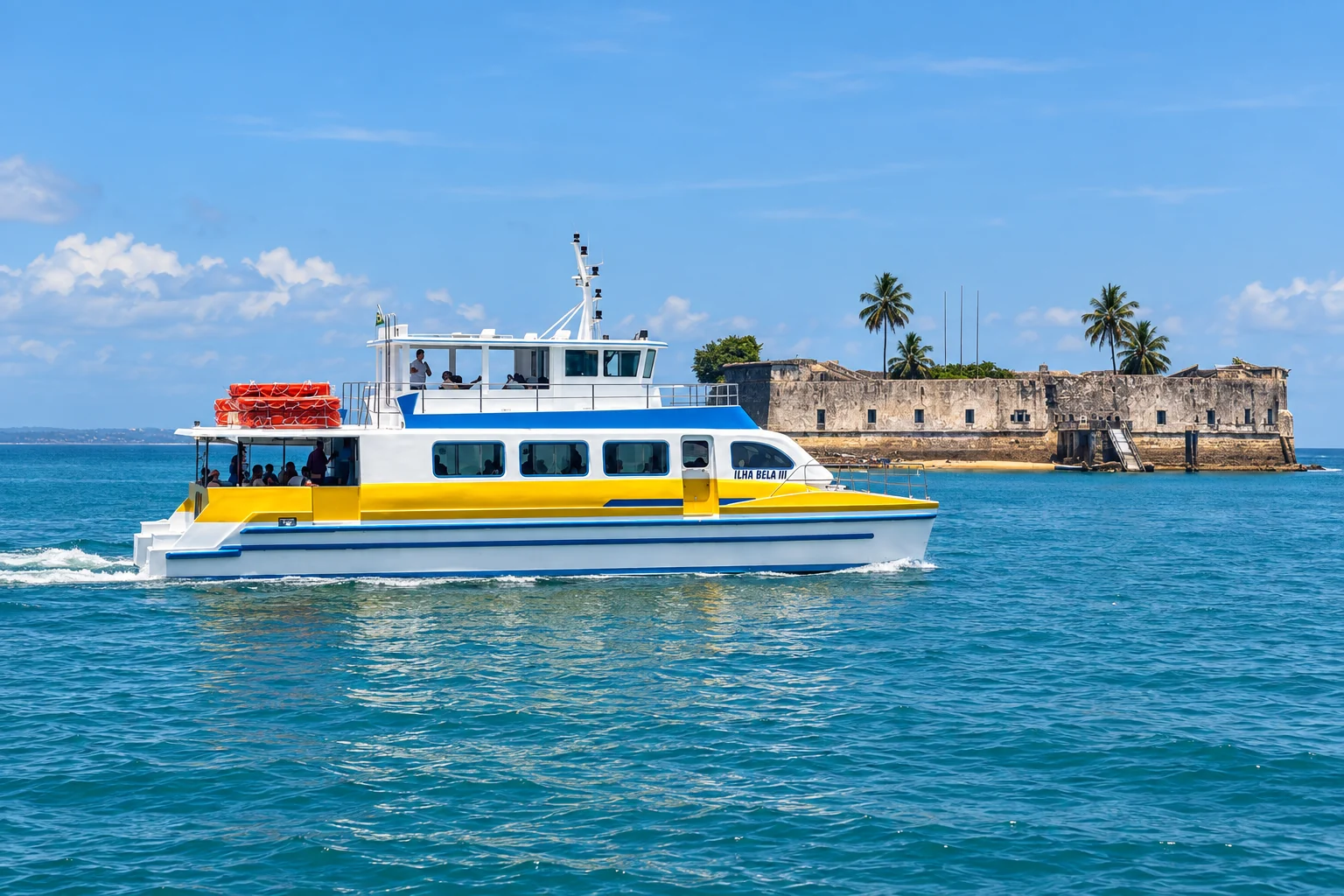 Ilha Bela III, com casco branco, amarelo e azul, diante do Forte de São Marcelo — recriação ilustrativa baseada nas referências da Ilha Bela